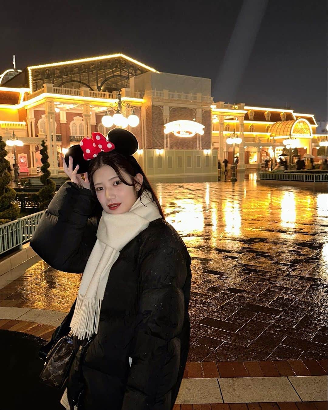 飯泉吏南さんのインスタグラム写真 - (飯泉吏南Instagram)「. . 夜ディズニー🐭🤍 . 雨だったけど楽しかった♡ . . #ディズニー #ディズニーランド #ディズニーコーデ #disney」3月2日 21時52分 - pocha_rina