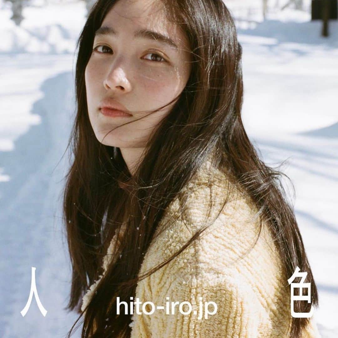 松本妃代のインスタグラム：「. 人色、三月。 湖と、雪、優しい太陽で とっても気持ちいい日でした🌞 沢山写真見られるので、ぜひこちらから↓ ❄️(@hitoiro_official )  📷(@tokyojorkphotogram ) 🧶(@kaho__yamaguchi ) 🪄(@karen___lemon ) 🖌️(@kkki17 )」