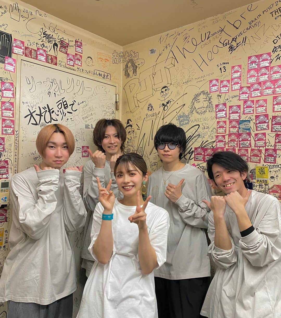 足立佳奈のインスタグラム：「ツアー初日🔥🔥 おおさかーー！！  本当にありがとうございました！！ みんなの声、 最高ね。🥹 こんなにLIVEって楽しいのね。  明日は名古屋。よろしくね！！ 楽しもう！！！  僕らの未来に今日も！ かんぱーーーいっ！🍻」
