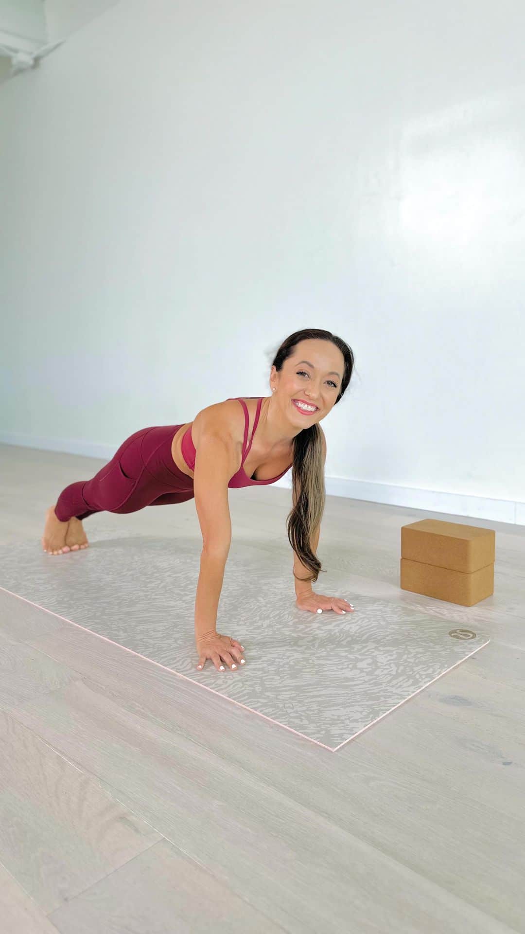 キノ・マクレガ―のインスタグラム：「Build up the basics of shoulder strength in Plank and more!  From March 1-7, join me on the #SevenDaysOfStrengthChallenge, where you can practice with me LIVE!  I have designed this 7 day challenge to give you a full week of strength based practices that you can integrate into your daily routine! And it’s FREE!  To join the challenge, head to the link in my bio, and follow all hosts and sponsors!  Hosts: @kinoyoga @omstarsofficial @freskincare  Sponsors: @kinoyoga  @omstarsofficial @freskincare  When you sign up for the challenge, you’ll automatically be entered to win a 123FRÉ skincare kit valued at $120 each!  Hope to see you on the mat for these 7 days! 🙏  Outfit and yoga mat @lululemon  #lululemon #lululemonambassador #thesweatlife   #SevenDaysOfStrengthChallenge #YogaChallenge #AshtangaYoga #Yoga #Ashtangi #Yogi #Omstars #KinoYoga #Plank」