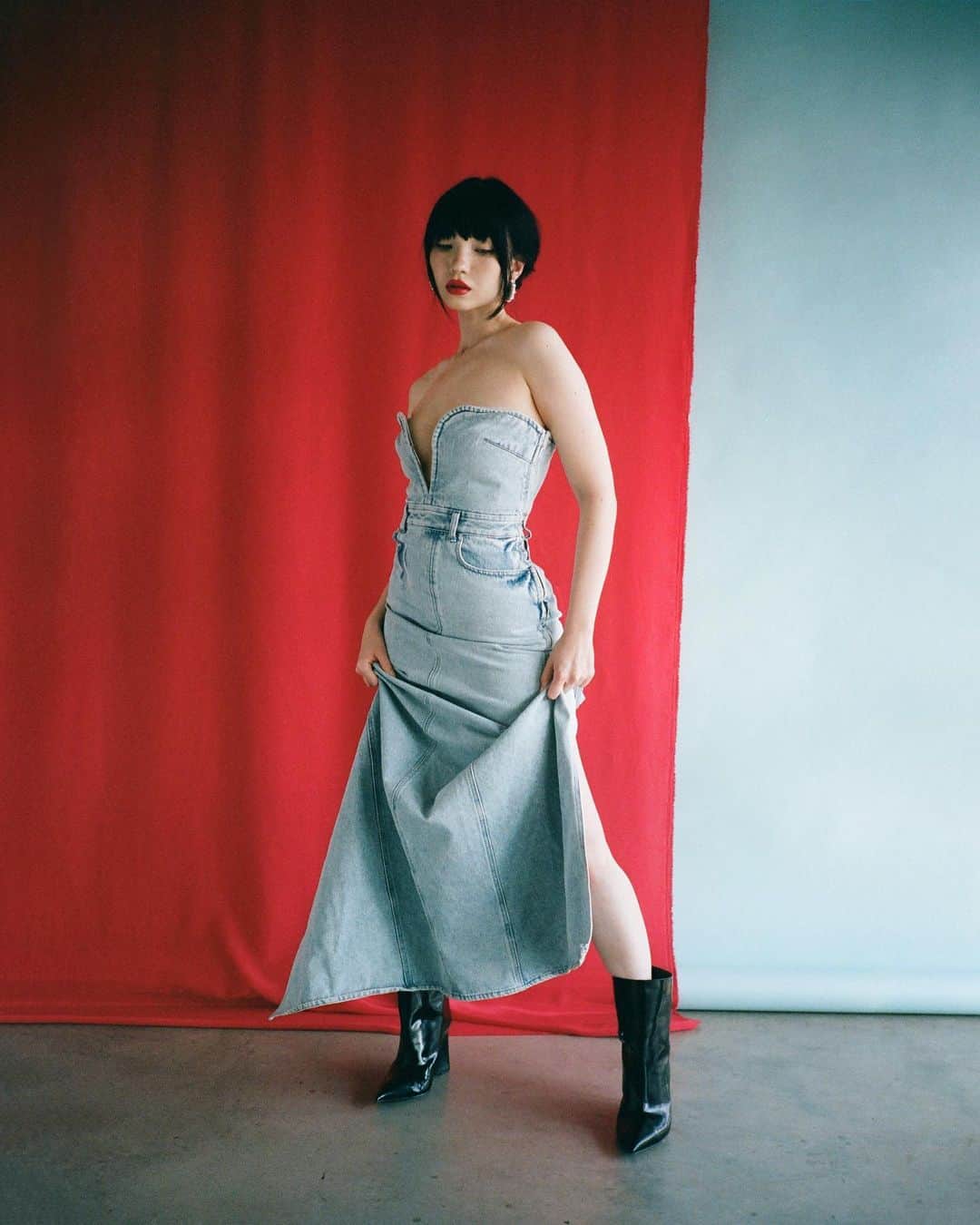 のインスタグラム：「Stirring up the drama one outfit at a time 🫗🖤 Ready to break into spring with @hm’s new SS23 Studio collection! #HMstudio #ad   Photographer: @kristinashakht  Assistant photographer: @varmmex  Produced by: @passportagency  MUAH & Style by me 💋」