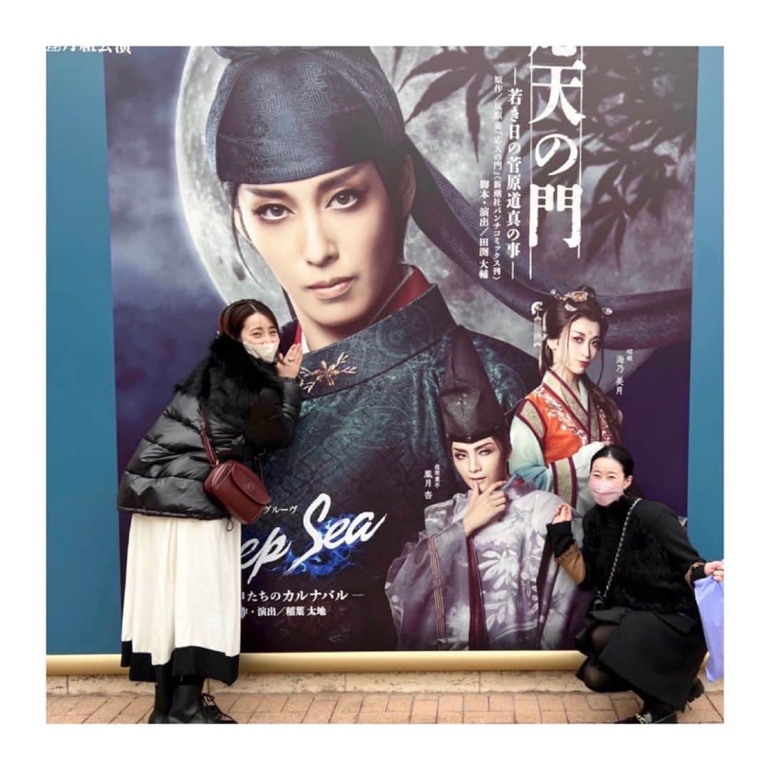 真愛涼歌のインスタグラム：「* 観劇の次の日遊ぶ約束してたのに、まさかの観劇の日も一緒だったちゃるの❤️❤️ 卒業して初めての大劇場観劇だったみたい🤗💓💓 小休憩の充実した過ごし方を教えました😆笑笑 嬉し楽し〜で撮影してた様子が見て分かる😂✨ 2枚目をアップにすると… 3枚目のポーズ。全然違う🤣 てか古い🤣あぁ楽しかった❤️  #晴音アキ #ちゃるの #同期 笑」