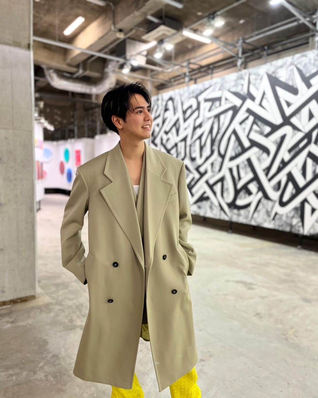 片寄涼太のインスタグラム：「Finally started!!!! 🔥🔥🔥🎶 MEET YOUR ART FAIR 2023 "RE:FACTORY" あるようで無かった体験型アートフェア。 アートに触れたい、だけで行けるアートフェア。 本日お先にご紹介しましたが、 アートの空間に感じる高揚感と アートから感じられる自由さに 心から癒されました💧✨ 情報とファストエンタメが溢れる今だからこそ 足を止めて、時間をかけて感じる作品たちに 感性を傾けてみる週末はいかがでしょうか？💡 3日間だけの貴重な体験を是非‼️ @meet_your_art #refactory2023」
