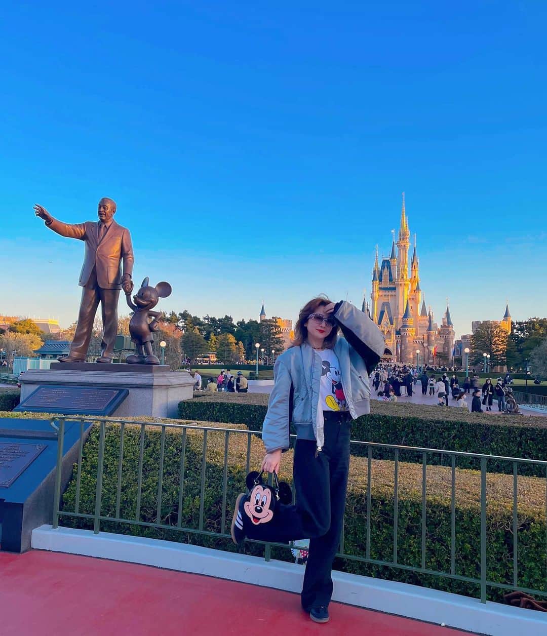 のインスタグラム：「暖かくなったから夏ぶりにディズニーへ🦋🌸4時間だけだったけど（むしろ4時間がちょうどいい）たのしかった〜夕日からの夜景が綺麗で嬉しかった🕯️🕯️🕯️」