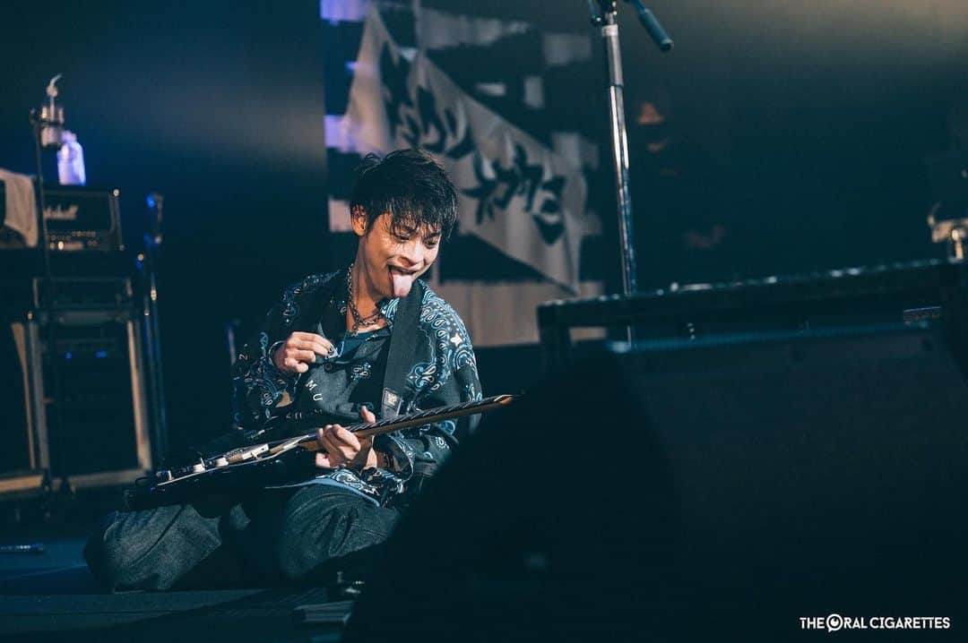 鈴木重伸のインスタグラム：「もうライブも終わってもうたけど、拓也32歳の誕生日おめでとう。 拓也の笑顔を見ると元気になります。 これからも笑って過ごせます様に。」