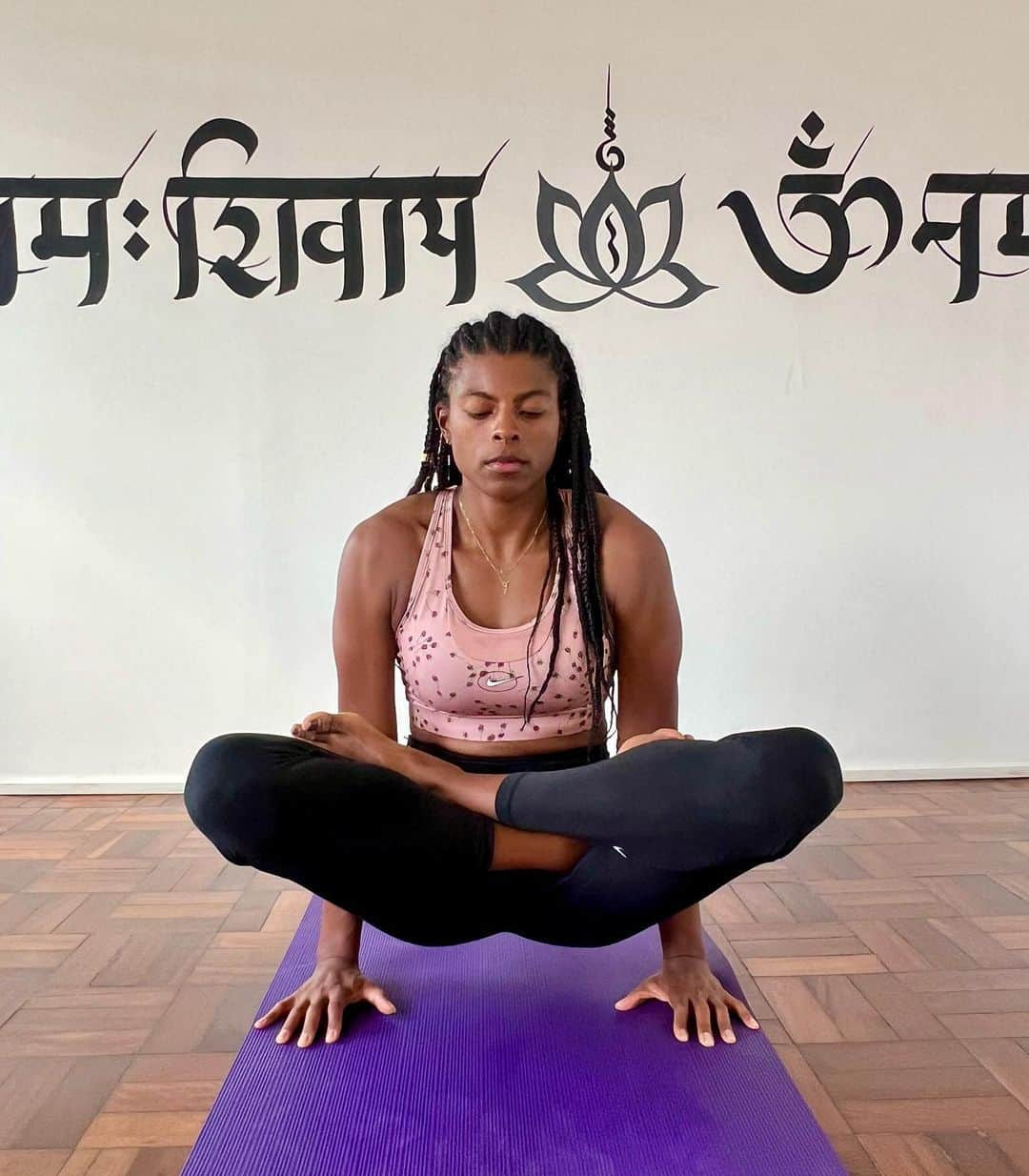 フェルナンダ・ロドリゲスのインスタグラム：「Voltando à prática constante e novamente buscando essa conexão do corpo, a mente e todos os benefícios que o yoga me trás 💫  O processo do yoga é transformador porque nos mostra o quanto precisamos desapegar do imediatismo e de que tudo deve acontecer na vida conforme o nosso desejo.  Obrigada pelo registro da prática de hoje @cintia.marques_yoga」