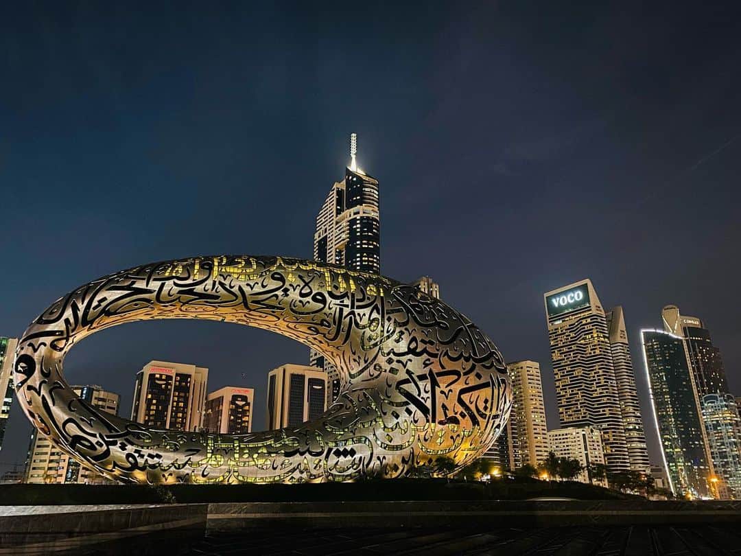 ユナ・デュフネのインスタグラム：「Dubaï capture 📸 . . . #Dubai #Events #DXB #Tower #Museumoffuture #Experience #Jumeirah #Emirats #Nights #luxury #burjalarab」
