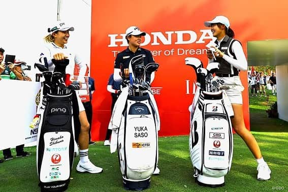 馬場咲希さんのインスタグラム写真 - (馬場咲希Instagram)「【HONDA LPGA THAILAND】  69.68.70.72 -9  まず最初にこのような大会に私を推薦してくれた皆様、本当にありがとうございました。大好きなタイで憧れのホンダLPGAタイランドの舞台、プレーできて本当に幸せでした。この舞台は私に夢を与えてくれました。自分がここで戦える可能性があるんじゃないかと初めて感じることができました。ここでプレーしたい。もっと上にいけたかもしれない、強くなりたいと思わせてくれました。  スポンサーをしていただいている皆様、いつもありがとうございます🙇🏻‍♀️スポンサーの皆様のおかげでとても良い環境で試合に臨む事ができました。今回の試合のおかげで自分の本当の気持ちにも気づくことができました！  サイアムカントリークラブの皆さん1週間ありがとうございました🔥素晴らしい環境、セッティングでプレーすることができました！親切なスタッフの皆さんに感謝しています🙏🏻See you again!  そしてキャディーをしてくれた古賀さん、サポートに来てくれたカマセン、倉内さん、応援に来てくれた高武さん、橘内さん、柴田さんありがとうございました😊✨とても心強く楽しい1週間でした！  最終日はまさかの渋野日向子プロと笹生優花プロとのペアリング😳本当にありがとうございました❤️‍🔥沢山勉強になりましたし、ほんっっっとうに楽しかったです！！一生の宝物になる思い出です✨  皆さんキラキラ輝いていましたし、やっぱり海外の試合はとっても楽しいです✨私もはやくここで戦いたい！と強く思いました。  応援してくれた方もありがとうございました。タイでの試合ということもあり、沢山の日本人の方が応援に来てくれました。声援すごく嬉しかったです！海外も大好きだけどやっぱり日本も大好きです🫶🏻  憧れのネリーコルダプロとも、全米女子オープンぶりに写真を撮ることができました！(緊張してめちゃくちゃ顔引き攣ってるけど笑)  最後に @pinacoooon プロ、何にもわからない私をリードしてくれてありがとうございました🙇🏻‍♀️🔥本当に優しくて面白くてかっこよくて、一緒にいてくれるだけで安心しましたし、笑顔になれました🥹シェブロンでお会いできるのを楽しみにしています！！  「どうなるかじゃない、どうするかだ。きのうまでの自分を超えろ、負けるもんか」  皆さんありがとうございました😊  #thepowerofdreams  #hondalpgathailand  #honda #img  #siamcountryclub  #bridgestone #bridgestonegolf #1piu1uguale3 #trussputter #underarmour #青梅ゴルフ倶楽部 #フォレスト鳴沢ゴルフカントリークラブ #gmg八王子ゴルフ場 #村田忠男 #ゴルフ女子 #ゴルフ #ゴルフ好きな人と繋がりたい #スポーツ #sports #golf」3月2日 22時26分 - teba_.425