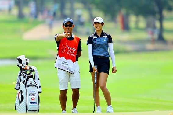 馬場咲希さんのインスタグラム写真 - (馬場咲希Instagram)「【HONDA LPGA THAILAND】  69.68.70.72 -9  まず最初にこのような大会に私を推薦してくれた皆様、本当にありがとうございました。大好きなタイで憧れのホンダLPGAタイランドの舞台、プレーできて本当に幸せでした。この舞台は私に夢を与えてくれました。自分がここで戦える可能性があるんじゃないかと初めて感じることができました。ここでプレーしたい。もっと上にいけたかもしれない、強くなりたいと思わせてくれました。  スポンサーをしていただいている皆様、いつもありがとうございます🙇🏻‍♀️スポンサーの皆様のおかげでとても良い環境で試合に臨む事ができました。今回の試合のおかげで自分の本当の気持ちにも気づくことができました！  サイアムカントリークラブの皆さん1週間ありがとうございました🔥素晴らしい環境、セッティングでプレーすることができました！親切なスタッフの皆さんに感謝しています🙏🏻See you again!  そしてキャディーをしてくれた古賀さん、サポートに来てくれたカマセン、倉内さん、応援に来てくれた高武さん、橘内さん、柴田さんありがとうございました😊✨とても心強く楽しい1週間でした！  最終日はまさかの渋野日向子プロと笹生優花プロとのペアリング😳本当にありがとうございました❤️‍🔥沢山勉強になりましたし、ほんっっっとうに楽しかったです！！一生の宝物になる思い出です✨  皆さんキラキラ輝いていましたし、やっぱり海外の試合はとっても楽しいです✨私もはやくここで戦いたい！と強く思いました。  応援してくれた方もありがとうございました。タイでの試合ということもあり、沢山の日本人の方が応援に来てくれました。声援すごく嬉しかったです！海外も大好きだけどやっぱり日本も大好きです🫶🏻  憧れのネリーコルダプロとも、全米女子オープンぶりに写真を撮ることができました！(緊張してめちゃくちゃ顔引き攣ってるけど笑)  最後に @pinacoooon プロ、何にもわからない私をリードしてくれてありがとうございました🙇🏻‍♀️🔥本当に優しくて面白くてかっこよくて、一緒にいてくれるだけで安心しましたし、笑顔になれました🥹シェブロンでお会いできるのを楽しみにしています！！  「どうなるかじゃない、どうするかだ。きのうまでの自分を超えろ、負けるもんか」  皆さんありがとうございました😊  #thepowerofdreams  #hondalpgathailand  #honda #img  #siamcountryclub  #bridgestone #bridgestonegolf #1piu1uguale3 #trussputter #underarmour #青梅ゴルフ倶楽部 #フォレスト鳴沢ゴルフカントリークラブ #gmg八王子ゴルフ場 #村田忠男 #ゴルフ女子 #ゴルフ #ゴルフ好きな人と繋がりたい #スポーツ #sports #golf」3月2日 22時26分 - teba_.425