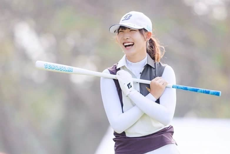 馬場咲希さんのインスタグラム写真 - (馬場咲希Instagram)「【HONDA LPGA THAILAND】  69.68.70.72 -9  まず最初にこのような大会に私を推薦してくれた皆様、本当にありがとうございました。大好きなタイで憧れのホンダLPGAタイランドの舞台、プレーできて本当に幸せでした。この舞台は私に夢を与えてくれました。自分がここで戦える可能性があるんじゃないかと初めて感じることができました。ここでプレーしたい。もっと上にいけたかもしれない、強くなりたいと思わせてくれました。  スポンサーをしていただいている皆様、いつもありがとうございます🙇🏻‍♀️スポンサーの皆様のおかげでとても良い環境で試合に臨む事ができました。今回の試合のおかげで自分の本当の気持ちにも気づくことができました！  サイアムカントリークラブの皆さん1週間ありがとうございました🔥素晴らしい環境、セッティングでプレーすることができました！親切なスタッフの皆さんに感謝しています🙏🏻See you again!  そしてキャディーをしてくれた古賀さん、サポートに来てくれたカマセン、倉内さん、応援に来てくれた高武さん、橘内さん、柴田さんありがとうございました😊✨とても心強く楽しい1週間でした！  最終日はまさかの渋野日向子プロと笹生優花プロとのペアリング😳本当にありがとうございました❤️‍🔥沢山勉強になりましたし、ほんっっっとうに楽しかったです！！一生の宝物になる思い出です✨  皆さんキラキラ輝いていましたし、やっぱり海外の試合はとっても楽しいです✨私もはやくここで戦いたい！と強く思いました。  応援してくれた方もありがとうございました。タイでの試合ということもあり、沢山の日本人の方が応援に来てくれました。声援すごく嬉しかったです！海外も大好きだけどやっぱり日本も大好きです🫶🏻  憧れのネリーコルダプロとも、全米女子オープンぶりに写真を撮ることができました！(緊張してめちゃくちゃ顔引き攣ってるけど笑)  最後に @pinacoooon プロ、何にもわからない私をリードしてくれてありがとうございました🙇🏻‍♀️🔥本当に優しくて面白くてかっこよくて、一緒にいてくれるだけで安心しましたし、笑顔になれました🥹シェブロンでお会いできるのを楽しみにしています！！  「どうなるかじゃない、どうするかだ。きのうまでの自分を超えろ、負けるもんか」  皆さんありがとうございました😊  #thepowerofdreams  #hondalpgathailand  #honda #img  #siamcountryclub  #bridgestone #bridgestonegolf #1piu1uguale3 #trussputter #underarmour #青梅ゴルフ倶楽部 #フォレスト鳴沢ゴルフカントリークラブ #gmg八王子ゴルフ場 #村田忠男 #ゴルフ女子 #ゴルフ #ゴルフ好きな人と繋がりたい #スポーツ #sports #golf」3月2日 22時26分 - teba_.425