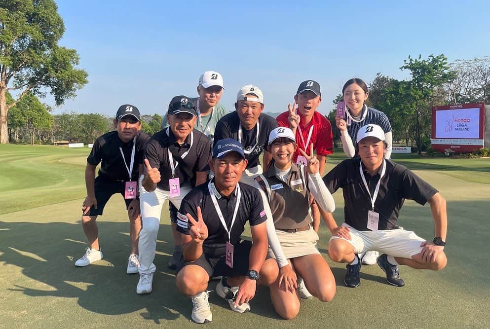 馬場咲希さんのインスタグラム写真 - (馬場咲希Instagram)「【HONDA LPGA THAILAND】  69.68.70.72 -9  まず最初にこのような大会に私を推薦してくれた皆様、本当にありがとうございました。大好きなタイで憧れのホンダLPGAタイランドの舞台、プレーできて本当に幸せでした。この舞台は私に夢を与えてくれました。自分がここで戦える可能性があるんじゃないかと初めて感じることができました。ここでプレーしたい。もっと上にいけたかもしれない、強くなりたいと思わせてくれました。  スポンサーをしていただいている皆様、いつもありがとうございます🙇🏻‍♀️スポンサーの皆様のおかげでとても良い環境で試合に臨む事ができました。今回の試合のおかげで自分の本当の気持ちにも気づくことができました！  サイアムカントリークラブの皆さん1週間ありがとうございました🔥素晴らしい環境、セッティングでプレーすることができました！親切なスタッフの皆さんに感謝しています🙏🏻See you again!  そしてキャディーをしてくれた古賀さん、サポートに来てくれたカマセン、倉内さん、応援に来てくれた高武さん、橘内さん、柴田さんありがとうございました😊✨とても心強く楽しい1週間でした！  最終日はまさかの渋野日向子プロと笹生優花プロとのペアリング😳本当にありがとうございました❤️‍🔥沢山勉強になりましたし、ほんっっっとうに楽しかったです！！一生の宝物になる思い出です✨  皆さんキラキラ輝いていましたし、やっぱり海外の試合はとっても楽しいです✨私もはやくここで戦いたい！と強く思いました。  応援してくれた方もありがとうございました。タイでの試合ということもあり、沢山の日本人の方が応援に来てくれました。声援すごく嬉しかったです！海外も大好きだけどやっぱり日本も大好きです🫶🏻  憧れのネリーコルダプロとも、全米女子オープンぶりに写真を撮ることができました！(緊張してめちゃくちゃ顔引き攣ってるけど笑)  最後に @pinacoooon プロ、何にもわからない私をリードしてくれてありがとうございました🙇🏻‍♀️🔥本当に優しくて面白くてかっこよくて、一緒にいてくれるだけで安心しましたし、笑顔になれました🥹シェブロンでお会いできるのを楽しみにしています！！  「どうなるかじゃない、どうするかだ。きのうまでの自分を超えろ、負けるもんか」  皆さんありがとうございました😊  #thepowerofdreams  #hondalpgathailand  #honda #img  #siamcountryclub  #bridgestone #bridgestonegolf #1piu1uguale3 #trussputter #underarmour #青梅ゴルフ倶楽部 #フォレスト鳴沢ゴルフカントリークラブ #gmg八王子ゴルフ場 #村田忠男 #ゴルフ女子 #ゴルフ #ゴルフ好きな人と繋がりたい #スポーツ #sports #golf」3月2日 22時26分 - teba_.425