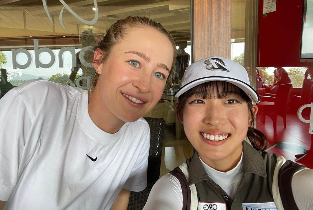 馬場咲希さんのインスタグラム写真 - (馬場咲希Instagram)「【HONDA LPGA THAILAND】  69.68.70.72 -9  まず最初にこのような大会に私を推薦してくれた皆様、本当にありがとうございました。大好きなタイで憧れのホンダLPGAタイランドの舞台、プレーできて本当に幸せでした。この舞台は私に夢を与えてくれました。自分がここで戦える可能性があるんじゃないかと初めて感じることができました。ここでプレーしたい。もっと上にいけたかもしれない、強くなりたいと思わせてくれました。  スポンサーをしていただいている皆様、いつもありがとうございます🙇🏻‍♀️スポンサーの皆様のおかげでとても良い環境で試合に臨む事ができました。今回の試合のおかげで自分の本当の気持ちにも気づくことができました！  サイアムカントリークラブの皆さん1週間ありがとうございました🔥素晴らしい環境、セッティングでプレーすることができました！親切なスタッフの皆さんに感謝しています🙏🏻See you again!  そしてキャディーをしてくれた古賀さん、サポートに来てくれたカマセン、倉内さん、応援に来てくれた高武さん、橘内さん、柴田さんありがとうございました😊✨とても心強く楽しい1週間でした！  最終日はまさかの渋野日向子プロと笹生優花プロとのペアリング😳本当にありがとうございました❤️‍🔥沢山勉強になりましたし、ほんっっっとうに楽しかったです！！一生の宝物になる思い出です✨  皆さんキラキラ輝いていましたし、やっぱり海外の試合はとっても楽しいです✨私もはやくここで戦いたい！と強く思いました。  応援してくれた方もありがとうございました。タイでの試合ということもあり、沢山の日本人の方が応援に来てくれました。声援すごく嬉しかったです！海外も大好きだけどやっぱり日本も大好きです🫶🏻  憧れのネリーコルダプロとも、全米女子オープンぶりに写真を撮ることができました！(緊張してめちゃくちゃ顔引き攣ってるけど笑)  最後に @pinacoooon プロ、何にもわからない私をリードしてくれてありがとうございました🙇🏻‍♀️🔥本当に優しくて面白くてかっこよくて、一緒にいてくれるだけで安心しましたし、笑顔になれました🥹シェブロンでお会いできるのを楽しみにしています！！  「どうなるかじゃない、どうするかだ。きのうまでの自分を超えろ、負けるもんか」  皆さんありがとうございました😊  #thepowerofdreams  #hondalpgathailand  #honda #img  #siamcountryclub  #bridgestone #bridgestonegolf #1piu1uguale3 #trussputter #underarmour #青梅ゴルフ倶楽部 #フォレスト鳴沢ゴルフカントリークラブ #gmg八王子ゴルフ場 #村田忠男 #ゴルフ女子 #ゴルフ #ゴルフ好きな人と繋がりたい #スポーツ #sports #golf」3月2日 22時26分 - teba_.425