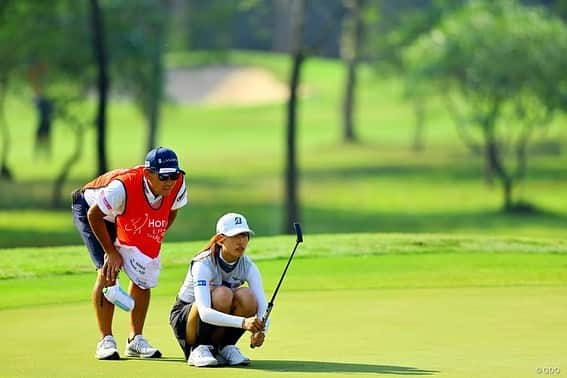 馬場咲希さんのインスタグラム写真 - (馬場咲希Instagram)「【HONDA LPGA THAILAND】  69.68.70.72 -9  まず最初にこのような大会に私を推薦してくれた皆様、本当にありがとうございました。大好きなタイで憧れのホンダLPGAタイランドの舞台、プレーできて本当に幸せでした。この舞台は私に夢を与えてくれました。自分がここで戦える可能性があるんじゃないかと初めて感じることができました。ここでプレーしたい。もっと上にいけたかもしれない、強くなりたいと思わせてくれました。  スポンサーをしていただいている皆様、いつもありがとうございます🙇🏻‍♀️スポンサーの皆様のおかげでとても良い環境で試合に臨む事ができました。今回の試合のおかげで自分の本当の気持ちにも気づくことができました！  サイアムカントリークラブの皆さん1週間ありがとうございました🔥素晴らしい環境、セッティングでプレーすることができました！親切なスタッフの皆さんに感謝しています🙏🏻See you again!  そしてキャディーをしてくれた古賀さん、サポートに来てくれたカマセン、倉内さん、応援に来てくれた高武さん、橘内さん、柴田さんありがとうございました😊✨とても心強く楽しい1週間でした！  最終日はまさかの渋野日向子プロと笹生優花プロとのペアリング😳本当にありがとうございました❤️‍🔥沢山勉強になりましたし、ほんっっっとうに楽しかったです！！一生の宝物になる思い出です✨  皆さんキラキラ輝いていましたし、やっぱり海外の試合はとっても楽しいです✨私もはやくここで戦いたい！と強く思いました。  応援してくれた方もありがとうございました。タイでの試合ということもあり、沢山の日本人の方が応援に来てくれました。声援すごく嬉しかったです！海外も大好きだけどやっぱり日本も大好きです🫶🏻  憧れのネリーコルダプロとも、全米女子オープンぶりに写真を撮ることができました！(緊張してめちゃくちゃ顔引き攣ってるけど笑)  最後に @pinacoooon プロ、何にもわからない私をリードしてくれてありがとうございました🙇🏻‍♀️🔥本当に優しくて面白くてかっこよくて、一緒にいてくれるだけで安心しましたし、笑顔になれました🥹シェブロンでお会いできるのを楽しみにしています！！  「どうなるかじゃない、どうするかだ。きのうまでの自分を超えろ、負けるもんか」  皆さんありがとうございました😊  #thepowerofdreams  #hondalpgathailand  #honda #img  #siamcountryclub  #bridgestone #bridgestonegolf #1piu1uguale3 #trussputter #underarmour #青梅ゴルフ倶楽部 #フォレスト鳴沢ゴルフカントリークラブ #gmg八王子ゴルフ場 #村田忠男 #ゴルフ女子 #ゴルフ #ゴルフ好きな人と繋がりたい #スポーツ #sports #golf」3月2日 22時26分 - teba_.425