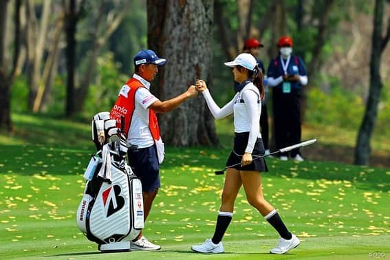 馬場咲希さんのインスタグラム写真 - (馬場咲希Instagram)「【HONDA LPGA THAILAND】  69.68.70.72 -9  まず最初にこのような大会に私を推薦してくれた皆様、本当にありがとうございました。大好きなタイで憧れのホンダLPGAタイランドの舞台、プレーできて本当に幸せでした。この舞台は私に夢を与えてくれました。自分がここで戦える可能性があるんじゃないかと初めて感じることができました。ここでプレーしたい。もっと上にいけたかもしれない、強くなりたいと思わせてくれました。  スポンサーをしていただいている皆様、いつもありがとうございます🙇🏻‍♀️スポンサーの皆様のおかげでとても良い環境で試合に臨む事ができました。今回の試合のおかげで自分の本当の気持ちにも気づくことができました！  サイアムカントリークラブの皆さん1週間ありがとうございました🔥素晴らしい環境、セッティングでプレーすることができました！親切なスタッフの皆さんに感謝しています🙏🏻See you again!  そしてキャディーをしてくれた古賀さん、サポートに来てくれたカマセン、倉内さん、応援に来てくれた高武さん、橘内さん、柴田さんありがとうございました😊✨とても心強く楽しい1週間でした！  最終日はまさかの渋野日向子プロと笹生優花プロとのペアリング😳本当にありがとうございました❤️‍🔥沢山勉強になりましたし、ほんっっっとうに楽しかったです！！一生の宝物になる思い出です✨  皆さんキラキラ輝いていましたし、やっぱり海外の試合はとっても楽しいです✨私もはやくここで戦いたい！と強く思いました。  応援してくれた方もありがとうございました。タイでの試合ということもあり、沢山の日本人の方が応援に来てくれました。声援すごく嬉しかったです！海外も大好きだけどやっぱり日本も大好きです🫶🏻  憧れのネリーコルダプロとも、全米女子オープンぶりに写真を撮ることができました！(緊張してめちゃくちゃ顔引き攣ってるけど笑)  最後に @pinacoooon プロ、何にもわからない私をリードしてくれてありがとうございました🙇🏻‍♀️🔥本当に優しくて面白くてかっこよくて、一緒にいてくれるだけで安心しましたし、笑顔になれました🥹シェブロンでお会いできるのを楽しみにしています！！  「どうなるかじゃない、どうするかだ。きのうまでの自分を超えろ、負けるもんか」  皆さんありがとうございました😊  #thepowerofdreams  #hondalpgathailand  #honda #img  #siamcountryclub  #bridgestone #bridgestonegolf #1piu1uguale3 #trussputter #underarmour #青梅ゴルフ倶楽部 #フォレスト鳴沢ゴルフカントリークラブ #gmg八王子ゴルフ場 #村田忠男 #ゴルフ女子 #ゴルフ #ゴルフ好きな人と繋がりたい #スポーツ #sports #golf」3月2日 22時26分 - teba_.425