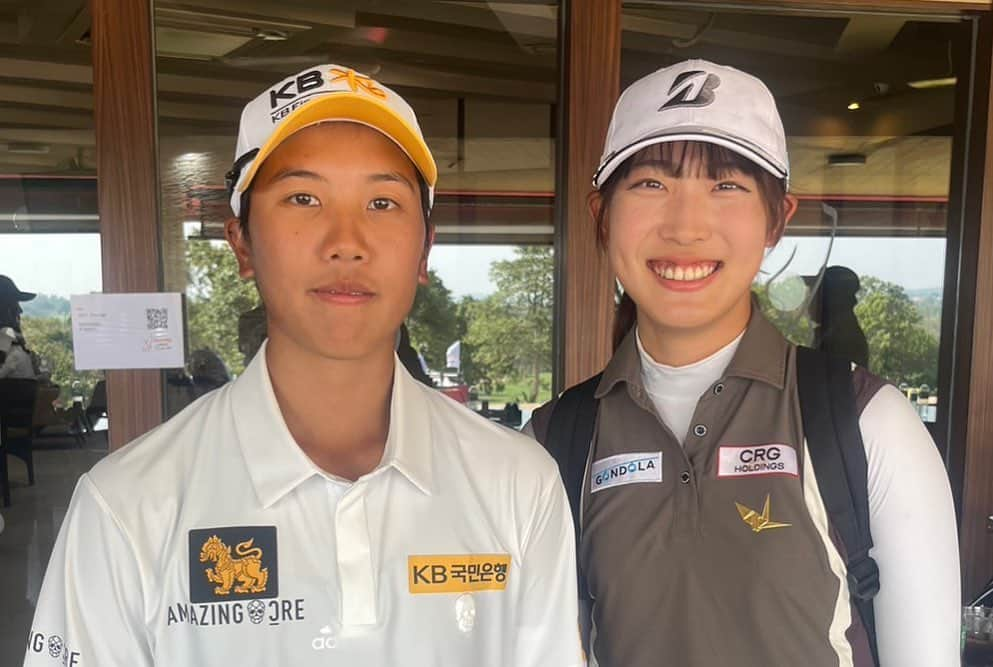 馬場咲希さんのインスタグラム写真 - (馬場咲希Instagram)「【HONDA LPGA THAILAND】  69.68.70.72 -9  まず最初にこのような大会に私を推薦してくれた皆様、本当にありがとうございました。大好きなタイで憧れのホンダLPGAタイランドの舞台、プレーできて本当に幸せでした。この舞台は私に夢を与えてくれました。自分がここで戦える可能性があるんじゃないかと初めて感じることができました。ここでプレーしたい。もっと上にいけたかもしれない、強くなりたいと思わせてくれました。  スポンサーをしていただいている皆様、いつもありがとうございます🙇🏻‍♀️スポンサーの皆様のおかげでとても良い環境で試合に臨む事ができました。今回の試合のおかげで自分の本当の気持ちにも気づくことができました！  サイアムカントリークラブの皆さん1週間ありがとうございました🔥素晴らしい環境、セッティングでプレーすることができました！親切なスタッフの皆さんに感謝しています🙏🏻See you again!  そしてキャディーをしてくれた古賀さん、サポートに来てくれたカマセン、倉内さん、応援に来てくれた高武さん、橘内さん、柴田さんありがとうございました😊✨とても心強く楽しい1週間でした！  最終日はまさかの渋野日向子プロと笹生優花プロとのペアリング😳本当にありがとうございました❤️‍🔥沢山勉強になりましたし、ほんっっっとうに楽しかったです！！一生の宝物になる思い出です✨  皆さんキラキラ輝いていましたし、やっぱり海外の試合はとっても楽しいです✨私もはやくここで戦いたい！と強く思いました。  応援してくれた方もありがとうございました。タイでの試合ということもあり、沢山の日本人の方が応援に来てくれました。声援すごく嬉しかったです！海外も大好きだけどやっぱり日本も大好きです🫶🏻  憧れのネリーコルダプロとも、全米女子オープンぶりに写真を撮ることができました！(緊張してめちゃくちゃ顔引き攣ってるけど笑)  最後に @pinacoooon プロ、何にもわからない私をリードしてくれてありがとうございました🙇🏻‍♀️🔥本当に優しくて面白くてかっこよくて、一緒にいてくれるだけで安心しましたし、笑顔になれました🥹シェブロンでお会いできるのを楽しみにしています！！  「どうなるかじゃない、どうするかだ。きのうまでの自分を超えろ、負けるもんか」  皆さんありがとうございました😊  #thepowerofdreams  #hondalpgathailand  #honda #img  #siamcountryclub  #bridgestone #bridgestonegolf #1piu1uguale3 #trussputter #underarmour #青梅ゴルフ倶楽部 #フォレスト鳴沢ゴルフカントリークラブ #gmg八王子ゴルフ場 #村田忠男 #ゴルフ女子 #ゴルフ #ゴルフ好きな人と繋がりたい #スポーツ #sports #golf」3月2日 22時26分 - teba_.425