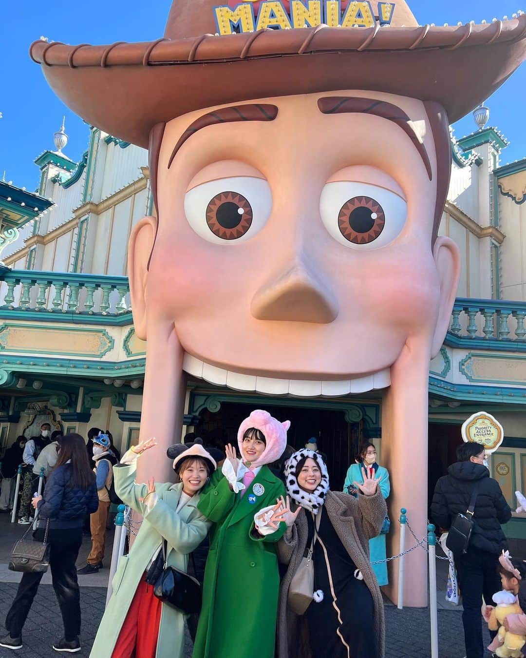 三橋栄香さんのインスタグラム写真 - (三橋栄香Instagram)「. 先日おたけの節目のお祝いした時の〜🎂❤️‍🔥  楽しかった思い出を全部動画に納めてくれました！！ 毎回秒で作ってくれるの本当凄い👏🏻  ディズニーの後は仲良し達のところへ❣️サプライズ🫣  ぶたの被り物で目隠しされて信号渡ってる姿が滑稽でした笑 お気に入りのシーン✌️✌️✌️  #306歳の美魔女 #誕生日おめでとう😘」3月2日 22時27分 - mihashi_haruka