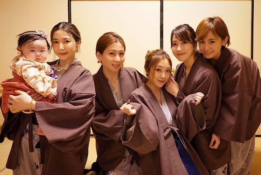 宮本沙恵のインスタグラム：「みかちゃんとお姫が合流した香川編✈️ . 泊まった離れのお宿が広すぎて最高だった✨ みんなで部屋食のフグコース食べて温泉入って卓球対決(おうどん代賭けて)して夜は大富豪大会♠️ . 次の日6時起きの金比羅山はジムよりキツかったけど良い思い出です🤣 みかちゃんのYOUTUBEに旅の模様が載るみたいで今から楽しみ〜✨ . #香川#女子旅」