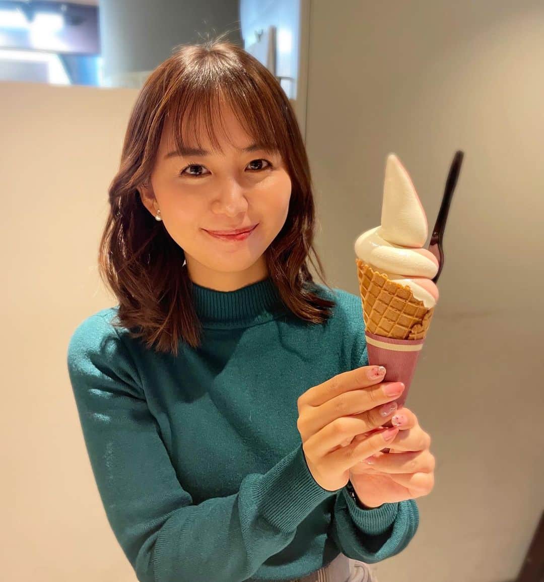 石野智子のインスタグラム：「🍦  #ソフトクリーム大好き  #母撮影📸 #UHB #アナウンサー #石野智子」