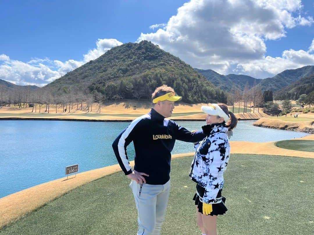 関本賢太郎のインスタグラム：「バネ指から回復してきたのでそろそろゴルフ復帰🏌🏾‍♂️ 仲良くして頂いてるご夫妻とゴールデンバレーGCが開催している優勝したらマレーシア旅行が当たるコンペにエントリー✈️✈️ 優勝する気で行ってるから落胆も大きい😫😫 最近暖かいから春気分で行ったのにめっちゃ寒いやないかい😰 ただでさえ難しいゴールデンバレーに強風と来たもんだからスコアあかんかった😓 まったく練習もしない嫁さんは調子が悪いと連呼してるけどそもそも調子あったのね😂 レッグウォーマーを上げすぎるとニーウォーマーなるで❗️  #初ラウンド #ゴールデンバレー #強風 #練習しない嫁 #それでも調子はあるらしい #元気は人一倍ある #ムードメーカーの嫁 #ラウドマウスジャパン  #ラウドマウス本町 @loudmouth_hommachi  @loudmouth_japan_official」