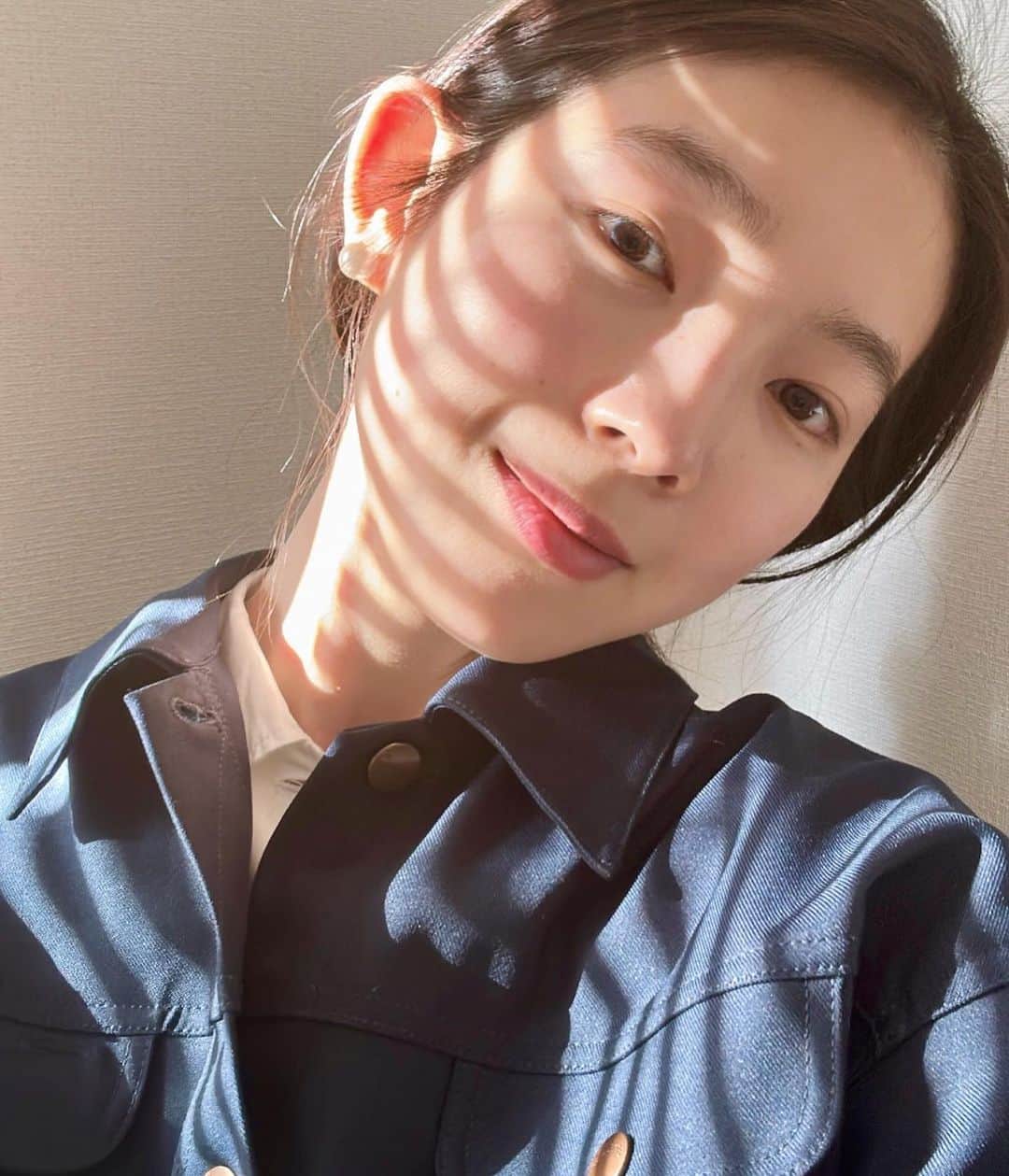 のインスタグラム：「👋😴☀️」