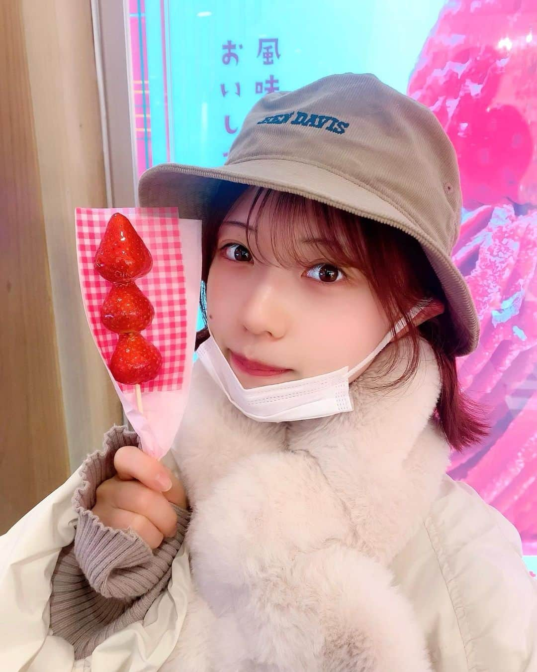 鳴海寿莉亜さんのインスタグラム写真 - (鳴海寿莉亜Instagram)「☻☺︎☻☺︎🍓 ・ どすっぴんでもいちご持てば盛れる🍓 ・ ・ ・ ・ ・ #オフ #ソラマチ #ソラマチグルメ #いちご飴 #押上 #153cm #フォローミー #fashion #daily #cute #hair #girl #instafollow #ootd #followme #qhoto #japanese #instagood #좋아요그램 #셀카그램 #좋아요반사  #팔로우 #맞팔 #소통 #좋아요 #셀카  #팔로우미#전신 #귀여워」3月2日 22時36分 - juria_narumi.official