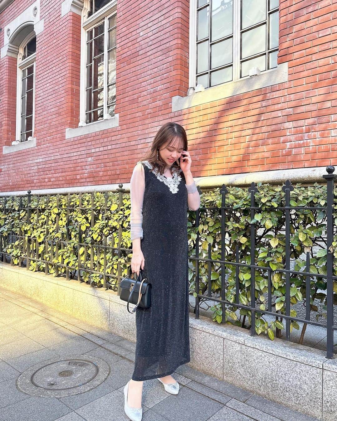 瀬賀しお（せがしぃ）のインスタグラム：「キラキララメの付いたドレス👗♡ #leja  袖がシースルーになっているのも とっても可愛いです☺️ ドレスはいくつか持っておくようにしてるんですが 最近新しくgetしました✨  どのデザインも可愛くてすっごく悩んだ！ ぜひ皆さんも( @leja__official )Instagramのアカウントから サイトに飛んで見てみてください💗  #ドレス #お呼ばれコーデ #お呼ばれドレス  #おめかし #ワンピース」