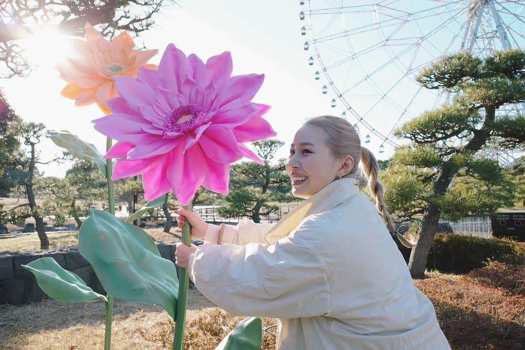 絹のインスタグラム：「🌸🌷  3月の終わりごろ みんなに見せたい動画があります🫶🏻 わくわくどきどき。 また改めてお知らせするね！  #2枚目の謎ポーズには #ちゃんと意味がある🫴🏻（笑） #お楽しみに🤍」