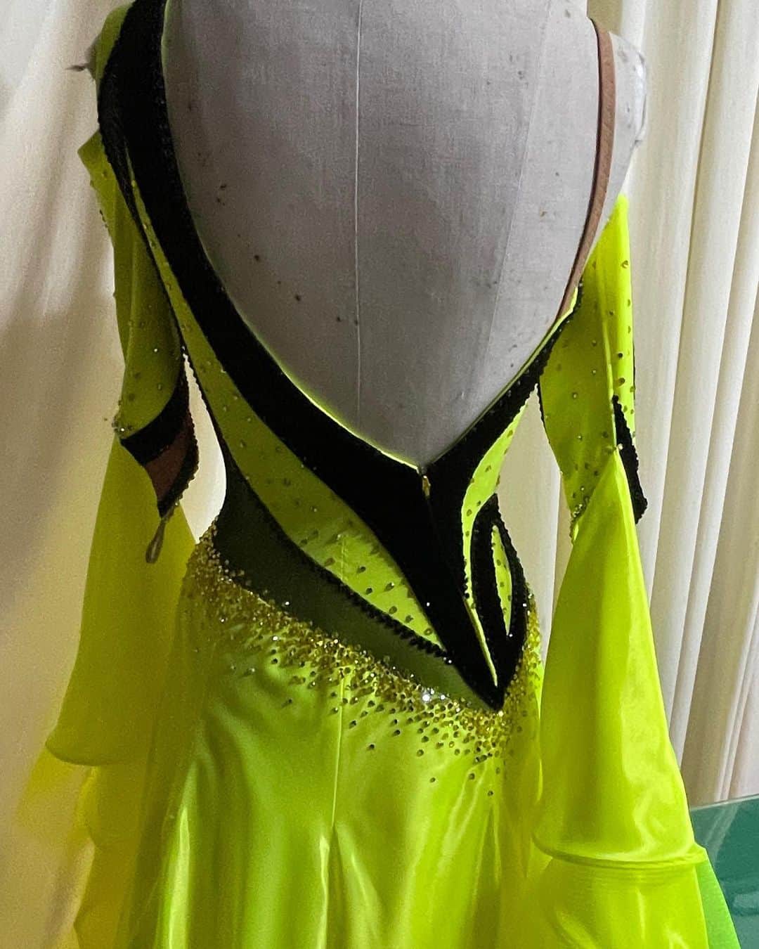 Diy Soho手作り倉庫さんのインスタグラム写真 - (Diy Soho手作り倉庫Instagram)「今週末は幕張メッセで大きな大会があります。  Hamano Dance World の浜野智子先生に新しいドレスを納品しました。 トロピックライムに黒のベロアでアレンジした個性的なドレスにしあがりました。 #Hamano Dance World  #ボールルームダンスドレス #スタンダードドレス　#社交ダンス #トロピックライム」3月2日 22時45分 - diy_soho2