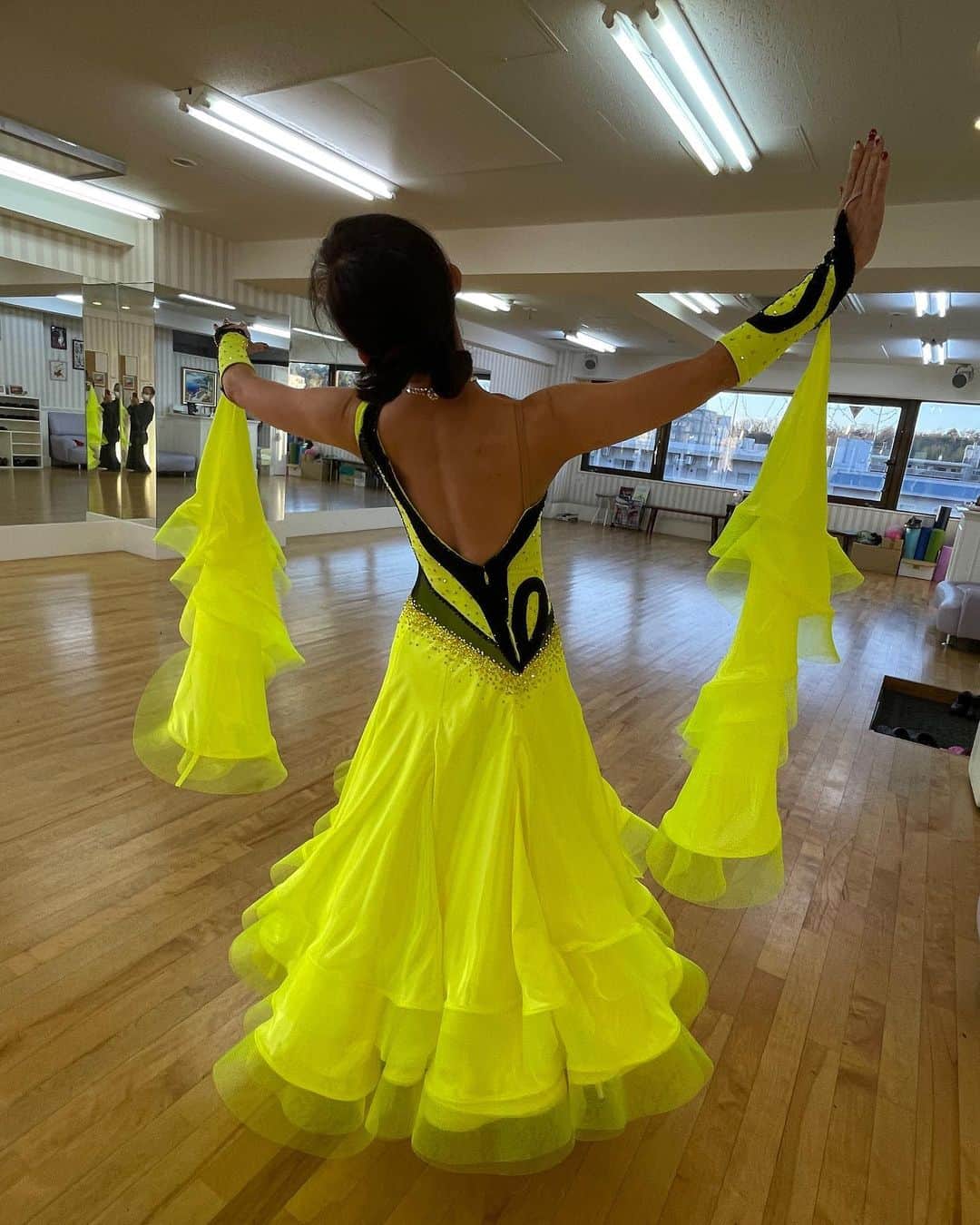Diy Soho手作り倉庫さんのインスタグラム写真 - (Diy Soho手作り倉庫Instagram)「今週末は幕張メッセで大きな大会があります。  Hamano Dance World の浜野智子先生に新しいドレスを納品しました。 トロピックライムに黒のベロアでアレンジした個性的なドレスにしあがりました。 #Hamano Dance World  #ボールルームダンスドレス #スタンダードドレス　#社交ダンス #トロピックライム」3月2日 22時45分 - diy_soho2