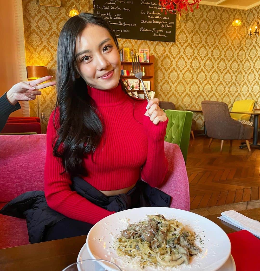 長谷川晴奈のインスタグラム：「最近は食欲がすごくていっぱい食べちゃう 美味しいもの食べてる時って本当に幸せよね🤍  みんなはどんな時に幸せを感じますか？☺️」