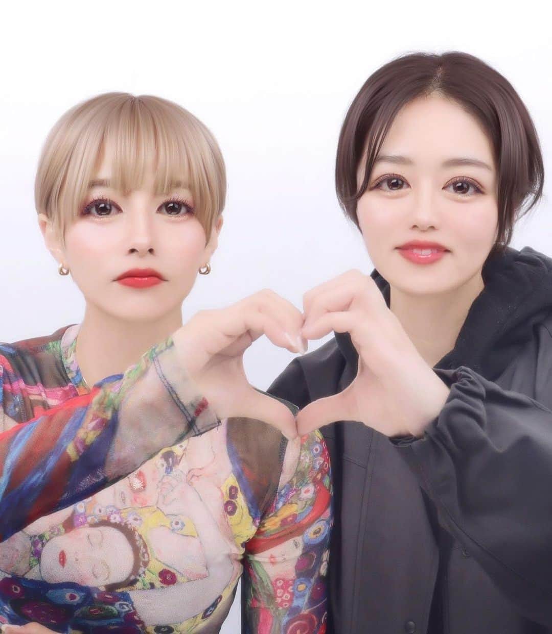 瀬川真帆のインスタグラム：「swipeすればするほど 現実味が帯びていく。笑 をさの二重は相変わらず綺麗すぎる🙏  #bbf #hairstyle #haircolor #美容師 #ootd #プリクラ倶楽部 #友達万歳 #love #friend #sister」