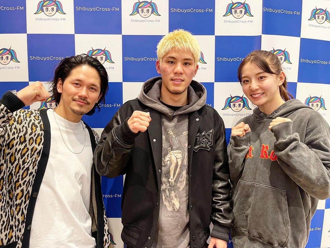 のインスタグラム：「【大貫彩香か宮原華音のRISESTUDIO】  毎月第1、第3木曜20:00〜  渋谷クロスFMにて公開収録。  今回はゲストは原口健飛選手に来ていただきました。  3.26のRISE ELDORADOでISKA世界タイトルマッチが控えているのにも関わらずありがとうございました。  ただ1日、2洗車はヤバいです。 乗る方も気を使うかな？  3.26に黄金に輝く原口選手が魅れる事を期待して応援します。  次回の3.16のゲストは、、、師匠の伊藤代表。緊張する。お楽しみ。」