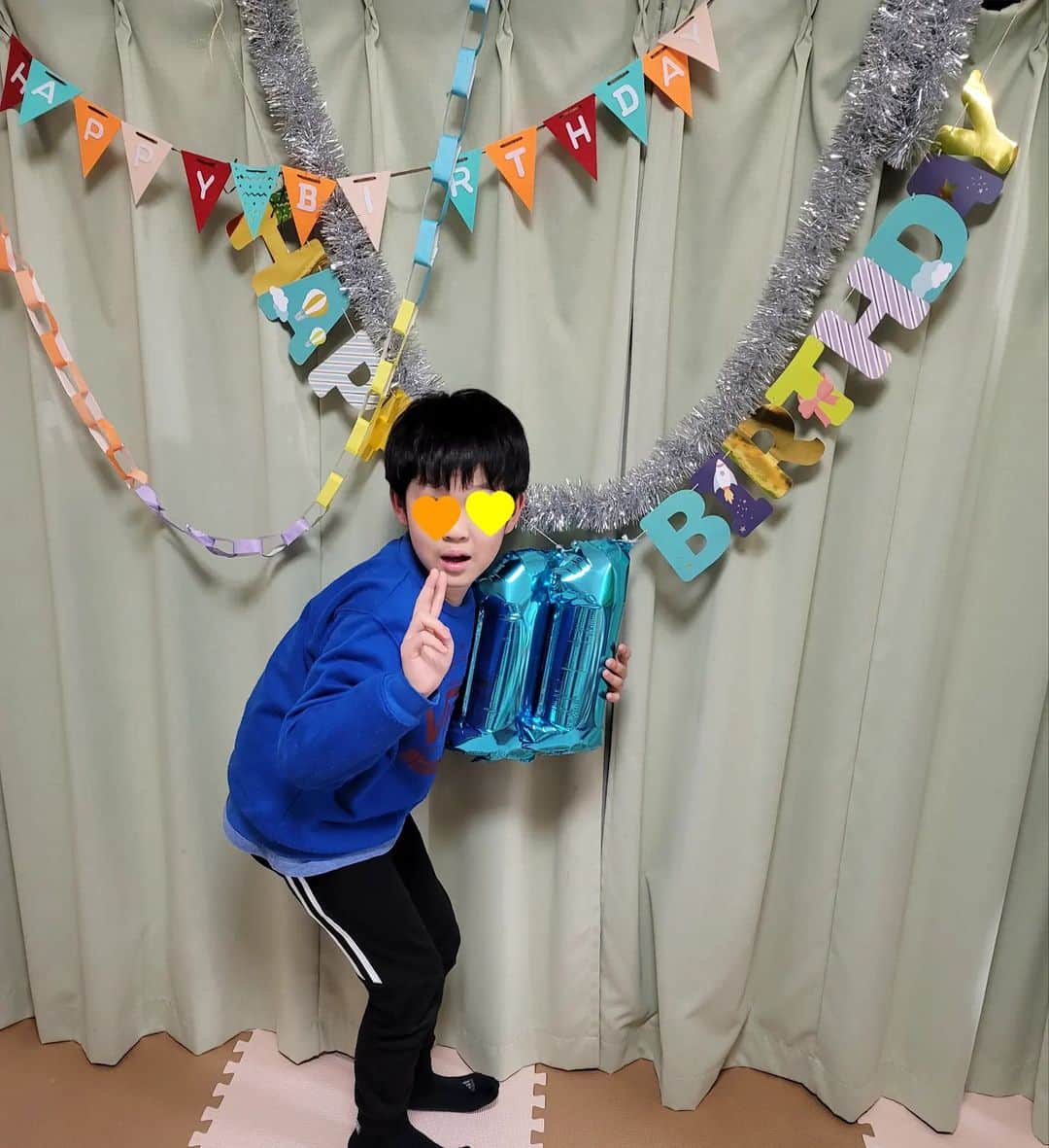 秋田くみ子のインスタグラム：「3月2日♡11歳のお誕生日を迎えました😊 ・ パパとママのところに来てくれてありがとう💗 ・ 明るく元気に育ってくれてありがとう🍀 ・ 優しい子に育ってくれてありがとう🎶 ・ パパからのプレゼントは、ママと息子のユニバの年パスが更新できるぐらいの、たくさんの100円玉😂 ・ ママからのプレゼントは、温泉旅行で話がまとまりました😂😂 ・ BTS ・ハリーポッター・ユニバ・世界史・犬・猫・お寿司・お友達・吉本新喜劇が大好きな息子 ・ これからも宜しくね💖💖 ・ 親バカで失礼しました ・ #吉本新喜劇#大阪#誕生日#誕生日プレゼント#息子#小学5年生#11歳#宝物#ありがとう#大好き#感謝」