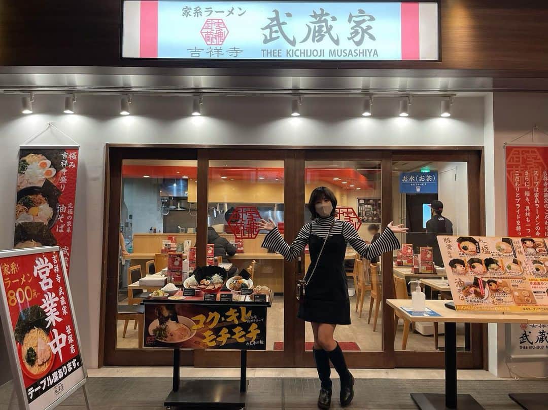 高橋みのりのインスタグラム：「吉祥寺武蔵家笹塚店さんに 行ってきました🍜✨  ( @6348musashiya )  『我とラーメン 〜心もお腹も幸せに〜』 を開催させていただくお店です👀 ご協力本当にありがとうございます！  予定があったのでラーメンと煮卵のみでしたが、食べ終わったあとにもう一杯食べたくなってたまりませんでした😖！！  今日は濃いめ、柔らかめ、少なめ にしました🍜 そしたら一緒に行ってくれたマネージャーさんも全く同じチョイス！！  美味しかった〜✨✨✨✨✨  寒い日は暖かいものを食べたくなるけど、暑い日に食べるラーメンも全部全部大好き☺︎  #我とラーメン #ラーメン #らーめん女子 #ラーメン部 #らーめん大好き #x純文学少女歌劇団 #高橋みのり」