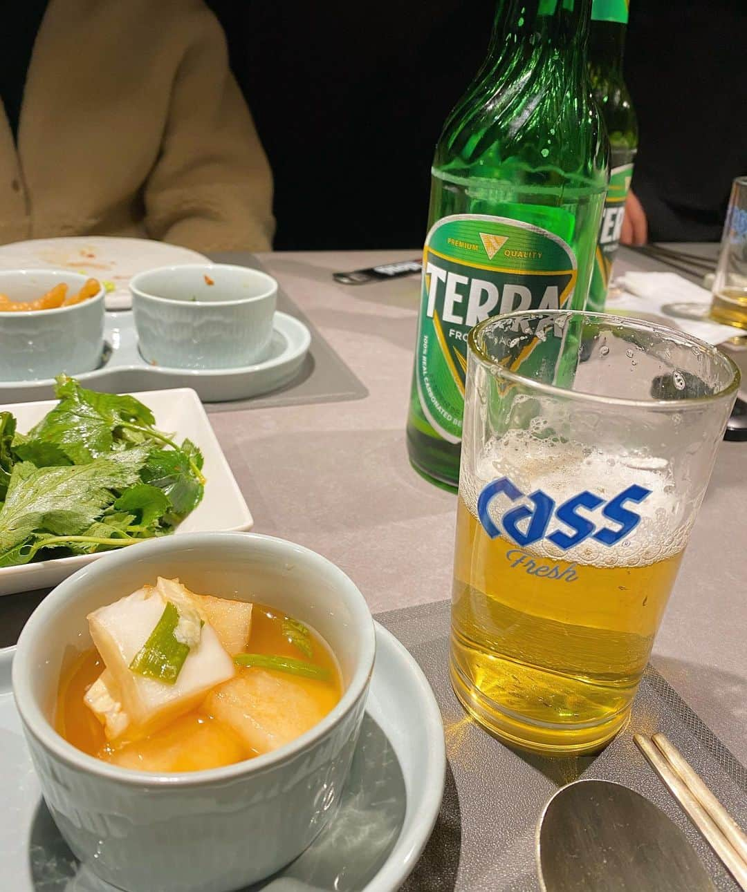 植木南央のインスタグラム：「少し前だけど韓国で初めてcassビールのんだ🍻 美味しかったすき😼💖」