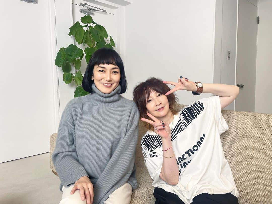 板谷由夏 のインスタグラム：「雑誌SpringのYouTube Youさんのこれからこれから に、呼んで頂き、喋って、笑ってきました。 Youさんは、大人になって出会ったけど なんだかずいぶん昔から知ってる気持ちになる人です。 いつ会ってもニュートラル。 大好き。」