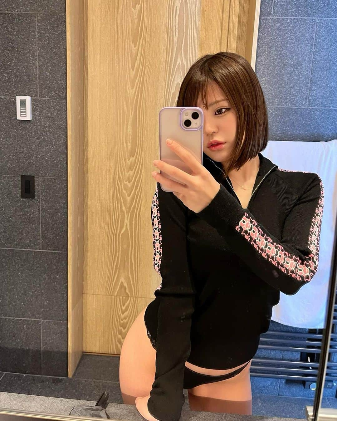 ななぴさんのインスタグラム写真 - (ななぴInstagram)「Just a little bit 🫠💘  It looks like a skiwear knit @chanelofficial   #bbjj #japanesegirl #me #chanel #shorthair #knit #ビジョビ　#ハイネック　#ニット　#ボブ　#インスタグラビア　#selfietime」3月2日 23時44分 - __nanapgram__