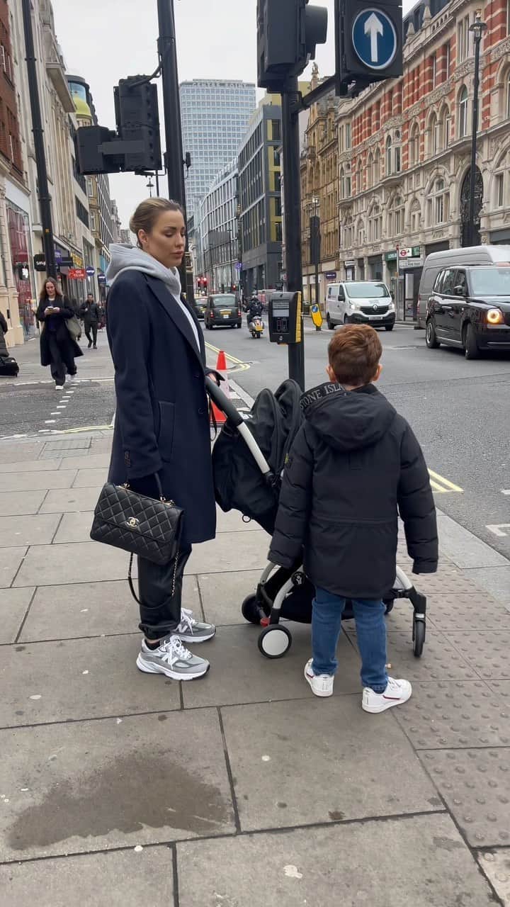 ヨルダン・カーバーのインスタグラム：「London was fun 🥹🙏🏼」