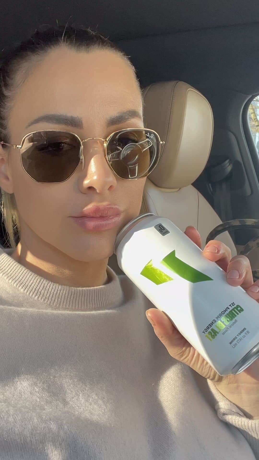 ヨルダン・カーバーのインスタグラム：「Werbung • As a mom my energy level is pretty much always low. So glad I always have a energy drink in my car @1stphorm」