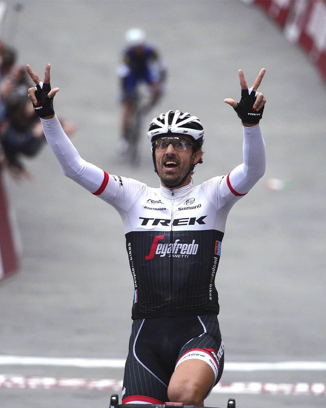 ファビアン・カンチェラーラのインスタグラム：「Courageous and bold, @fabian_cancellara has triumphed through the @strade_bianche race 3 times. There is even a part of the race named after him. And now it is the turn of @tudorprocycling to continue his legacy. ​ #TudorWatch #BornToDare」