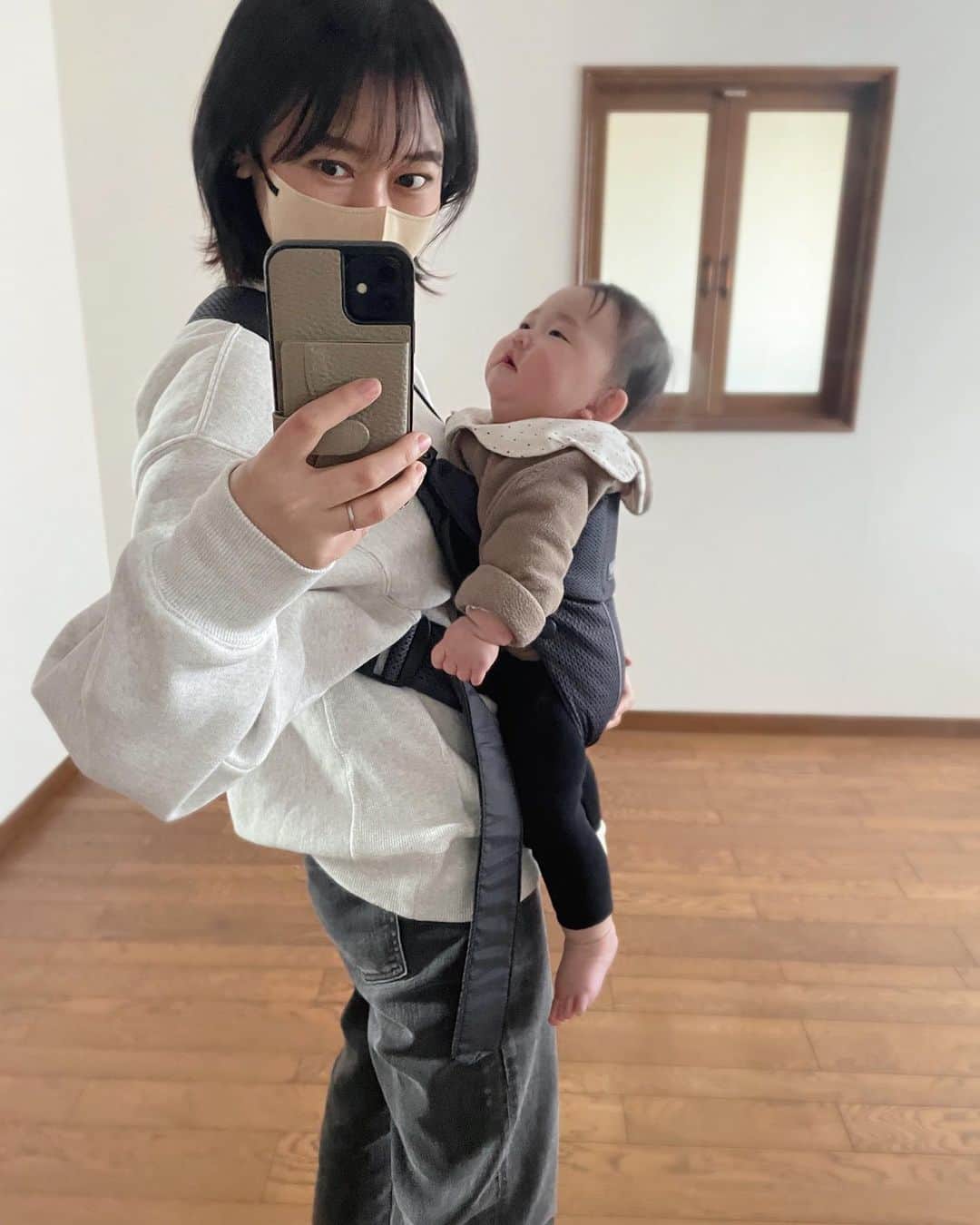 深瀬智聖のインスタグラム：「ベビージョルンminiは買ってよかった上位！ 長時間使う派じゃないのでこれでじゅうぶん！😀 つけるのがほんっと簡単！ 買い物行く時も楽〜 ちなみにONE KAIも買ったけどね😂miniのほうが出番多い♪  前向き抱っこ出来るようになって、きよさんも楽しそうにしてくれます😀  #抱っこ紐 #ベビージョルン  #ベビージョルンミニ  #ベビージョルン抱っこ紐  #赤ちゃん #赤ちゃんのいる暮らし  #赤ちゃんのいる生活　 #babybjorn  #babybjornmini」