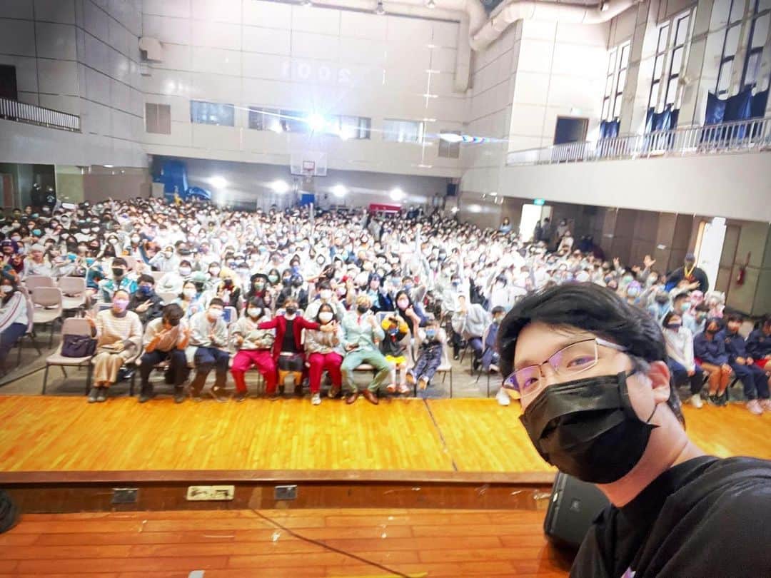 SLSのインスタグラム：「#slsmusiclive 今天受臺南市光華高中的邀請，到校為台下600多位師生作演奏、頻道經營與留學經驗的分享！ 最令我意外的是許多同學們竟然為了今天這場講座特別獲得學校通融並進行Cosplay，其專業程度真的令我驚艷！ - 我也想特別感謝光華高中的老師與工作人員們，在事前Setting和硬體疑難排解部分他們非常專業和熱情地協助；還有同學特別為我這場講座繪製了海報並進行A0特大號全彩印刷；特別是陳怡仁老師，不僅在策劃和籌備過程出了許多力，還在今天主持時親自扮演間諜家家酒的「黃昏」，熱情程度超標！ - 本來想說多分享一些關於學音樂、留學、經營頻道的內容，但從中場開始不知不覺就變成了演奏和點歌、猜歌大會（？）我也是第一次跟這麼大一群觀眾進行點歌猜歌的互動，真是奇妙的體驗XD 希望大家喜歡今天的活動。 - 最後，想告訴同學們，無論是學習音樂、學習鋼琴、還是經營YouTube頻道，其過程都並不容易，除了對事物本身必須充滿熱情和堅持以外，有時候更是需要多方思考、探索其他輔助項目來加強自己的專業才能事半功倍👍 再次感謝光華高中的邀請和同學們盛大的接待，是非常難忘的回憶！ #感謝桌球陪我上山下海遠赴台南出差」