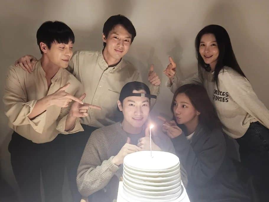 イ・チェヨンのインスタグラム：「비여팀은 사랑이구만!! 다들 곧 합류하자그!! 은형오빠 생파겸 비여팀 첫저녁식사 🍷🍰」