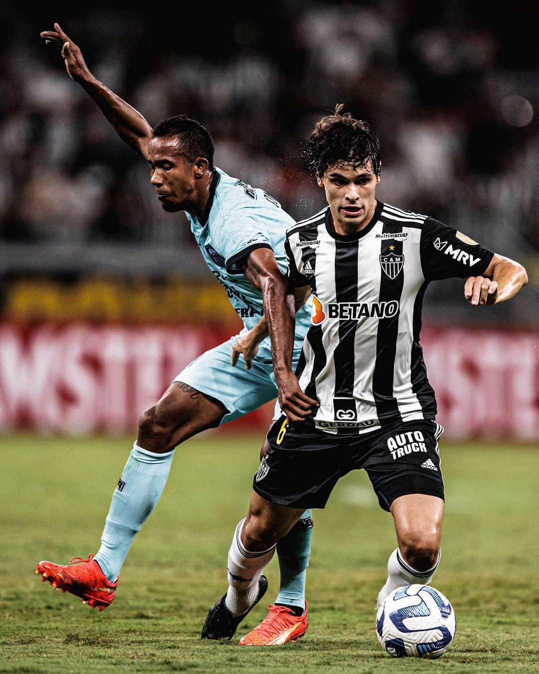 ドドのインスタグラム：「Classificados. Primeiro objetivo alcançado na maior competição do continente ⚽️🐔 #Libertadores #GALO #CAM 📸 @pedrovalefoto @yurilaurindofoto」