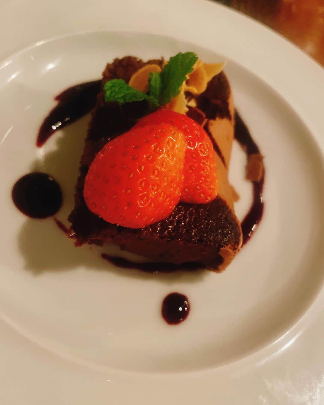 小此木まりのインスタグラム：「🍓  ２月はたくさんの気付きがありました🌱  なにより嬉しいのは みんなと見たい景色が 明確になってきたこと  側に居てくれる人たちと 話をすることで ひとりだった世界が 色付いていくこと  嬉しくて、楽しくて、幸せ。  私がしてもらったように みんなの世界も色付きますように  🌈  健やかにいよう  感謝。  #音楽 #歌 #🍓」