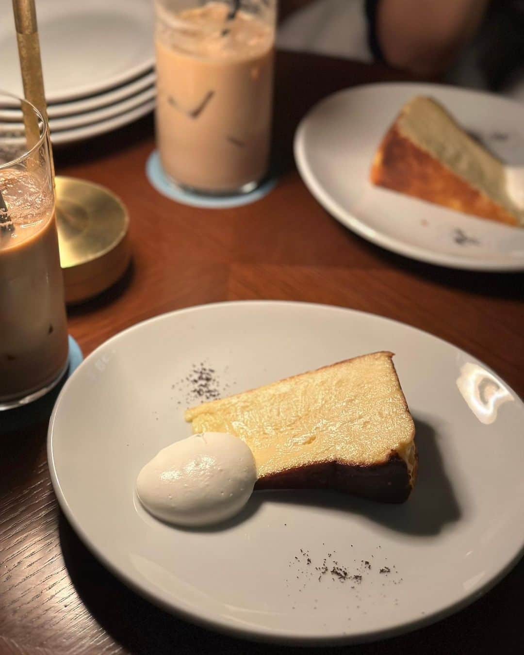 石川理咲子さんのインスタグラム写真 - (石川理咲子Instagram)「@aoyamagrand で夜カフェ🌙 BELCOMOのバスクチーズケーキ とろとろで本当に美味しい…♡」3月3日 0時55分 - rsk_0315