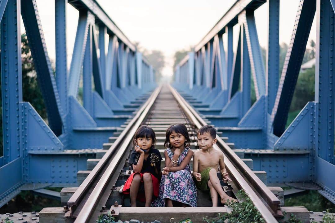 VuTheara Khamさんのインスタグラム写真 - (VuTheara KhamInstagram)「Children in Cambodia 🇰🇭  It’s series of pictures with children taken in Cambodia between 2010-2019.  1-2-10 : Phnom Penh 3-4-9 : Battambang 5 : Kompong Chhnang  6 : Beng Mealea 7 : Tonle Sap 8 : Siem Riep  Currently in Phnom Penh since a few hours ago, I’m just arrived in my room located inside @pse_france during the evening. Everything is like in a dream and I met my cousine with his husband.  #children #cambodia」3月3日 0時56分 - vutheara