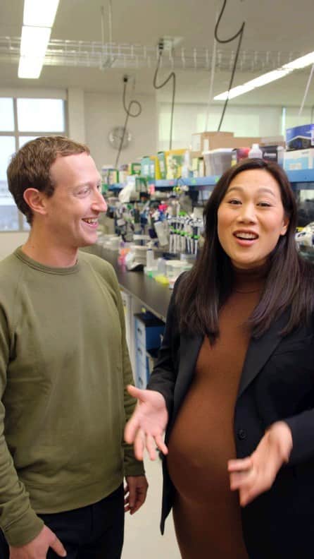 マーク・ザッカーバーグのインスタグラム：「When Priscilla and I started working on the Chan Zuckerberg Initiative's science mission to help cure, prevent or manage all diseases, our first major project was launching the Biohub. It has been very successful, so today we're launching a second Biohub in Chicago that will engineer miniaturized sensors to instrument living tissues to help scientists see and understand how cells work together. We're going to start by instrumenting skin and heart tissues with an initial focus on measuring inflammation. About 50% of deaths are caused by diseases related to inflammation, like cancer and heart disease, so we're hopeful the technology created at the Chicago Biohub will have broad applications for science and health similar to the San Francisco Biohub.」