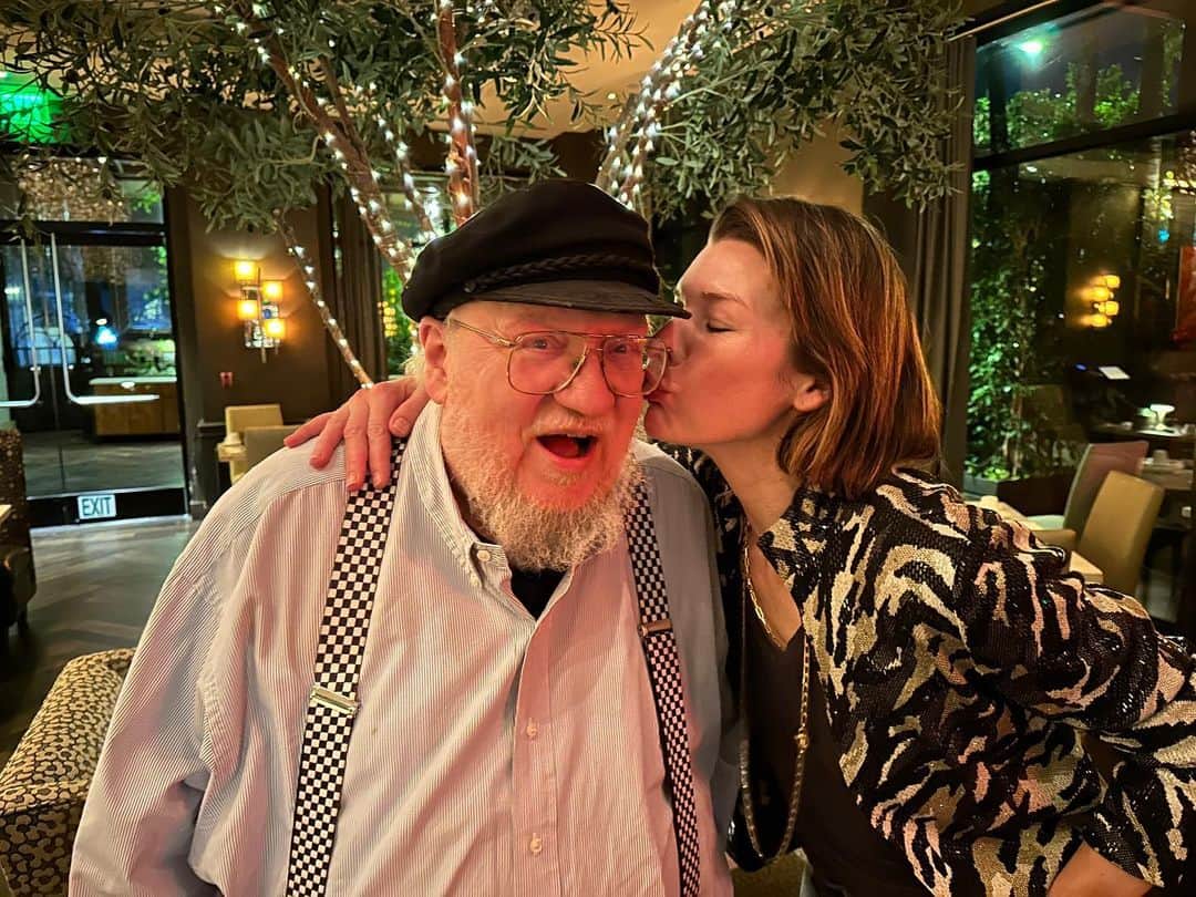 ミラ・ジョヴォヴィッチさんのインスタグラム写真 - (ミラ・ジョヴォヴィッチInstagram)「So amazing to have dinner with @georgerrmartin last night. His stories about how long he worked and struggled with his writing for so many years was so inspiring. He told us that the first GOT book signings had literally 10 people in line😂 and once he actually saw a HUGE line outside one of his signings and thought “Wow! Finally people are reading it!” Only to realize that there was a another book signing at the same location and the crowds were there for Clifford the Big Red Dog to stamp their books with a dog paw on a smelly costume that only the youngest workers were forced to wear because the suit never got washed and poor kids didn’t have a choice😭. George’s story shows that if you love what you do, never stop working on it and persevere, you really can make your dreams come true. Though it takes (in George’s case 10’s of thousands of pages later and a hit show😅). What an unforgettable night and I’m so happy to have met this iconic, unbelievably prolific author and to have finally made his short story IN THE LOST LANDS into a film with the lovely @davebautista. And a special thank you to our wonderful co-writer @constantinwerner who brought me the script 6 years ago and the patience and hard work he put into it, as well as the trust in us that we would make his dream into a reality.❤️ #inthelostlands  #georgerrmartin #paulwsanderson #constantinwerner」3月3日 1時18分 - millajovovich