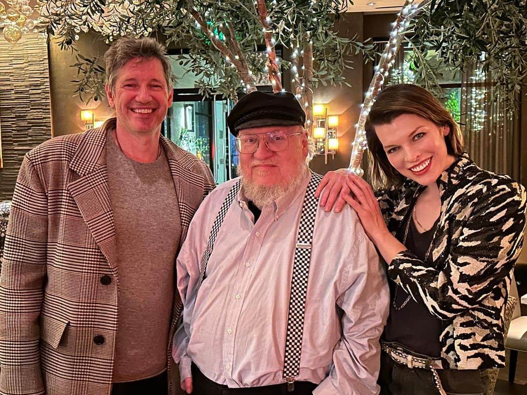 ミラ・ジョヴォヴィッチさんのインスタグラム写真 - (ミラ・ジョヴォヴィッチInstagram)「So amazing to have dinner with @georgerrmartin last night. His stories about how long he worked and struggled with his writing for so many years was so inspiring. He told us that the first GOT book signings had literally 10 people in line😂 and once he actually saw a HUGE line outside one of his signings and thought “Wow! Finally people are reading it!” Only to realize that there was a another book signing at the same location and the crowds were there for Clifford the Big Red Dog to stamp their books with a dog paw on a smelly costume that only the youngest workers were forced to wear because the suit never got washed and poor kids didn’t have a choice😭. George’s story shows that if you love what you do, never stop working on it and persevere, you really can make your dreams come true. Though it takes (in George’s case 10’s of thousands of pages later and a hit show😅). What an unforgettable night and I’m so happy to have met this iconic, unbelievably prolific author and to have finally made his short story IN THE LOST LANDS into a film with the lovely @davebautista. And a special thank you to our wonderful co-writer @constantinwerner who brought me the script 6 years ago and the patience and hard work he put into it, as well as the trust in us that we would make his dream into a reality.❤️ #inthelostlands  #georgerrmartin #paulwsanderson #constantinwerner」3月3日 1時18分 - millajovovich